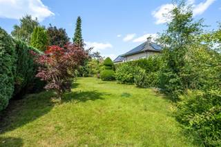 <p><span>Gelegen op een perceel van 800 m² biedt deze ruime woning met zes slaapkamers en uitzonderlijke charme een ideale leefomgeving voor gezinnen. Bij het betreden van de woning wordt u verwelkomd in een elegante inkomhal met klassieke details en een karaktervolle wenteltrap die naar de bovenverdiepingen leidt. Op het gelijkvloers vindt u eveneens een sfeervolle eetkamer met berging (21m²-2.5m²) met grote ramen die zorgen voor een overvloed aan natuurlijk licht de ideale plek voor gezellige diners. Aansluitend bevindt zich de keuken(8m²), die via een trap toegang biedt tot de kelders en de garage. Verder hebt u een gezellige woonkamer (31m²), die volop ruimte biedt voor ontspanning en gezinsmomenten. Grenzend aan deze woonkamer heeft u een veranda(18m²) die baadt in het licht. Deze veranda vormt een harmonieuze overgang tussen binnen en buiten en is veelzijdig in gebruik. Via de veranda hebt u directe toegang tot het terras met tuin een oase van rust waar u met vrienden en familie volop kunt genieten. Naast de veranda bevinden zich nog een douchekamer, een bergruimte en een afzonderlijk toilet. Op de eerste verdieping beschikt de woning over drie ruime slaapkamers(11-17-22m²), een badkamer, extra bergruimte en een apart toilet. De tweede verdieping herbergt nogmaals drie volwaardige slaapkamers(11-17-22m²), een tweede badkamer en een toilet. </span><span> </span><span> </span><span>Deze woning biedt een unieke kans voor wie op zoek is naar ruimte, comfort en een groene omgeving. Mis deze gelegenheid niet om uw droomwoning te realiseren in een uitzonderlijk kader. </span></p><p><span>De woning is ideaal gelegen op wandelafstand van de Markt van Wemmel, bekend om zijn gezellige zondagsmarkt, exclusieve boetieks en sfeervolle restaurants. Op slechts 300 meter bevinden zich het Beverbos en het prachtige Park van Wemmel ideale plekken om tot rust te komen in het groen. U geniet hier van een strategische ligging: het UZ Jette bevindt zich vlakbij, net als het openbaar vervoer en de belangrijkste invalswegen richting Brussel, de ring en andere steden. Zo combineert u een vlotte bereikbaarheid met de rust van een residentiële en groene omgeving, net buiten de stadsdrukte. Deze gegeerde wijk staat dan ook terecht bekend als een toplocatie perfect voor wie comfort, mobiliteit en levenskwaliteit wil combineren.</span></p>