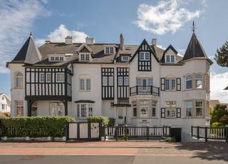 In één van de mooiste en meest charmante lanen van Duinbergen bevindt zich deze uitzonderlijke villa in eclectische stijl – een van de best...