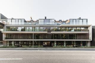 Zeer ruime en gemakkelijk in te rijden garagebox (6,20 x 3m) in een recent gebouw, op wandelafstand van de Zeedijk. De box bevindt zich op...