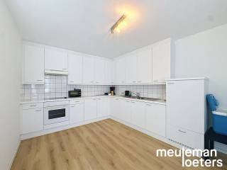 Dit prachtige appartement ligt midden in het centrum van Oostkamp, waardoor u geniet van alle voorzieningen binnen handbereik. Het beschikt over een zonnig terras, ideaal om te ontspannen en te genieten van het buitenleven in een rustige stedelijke omgeving.<br /><br />Het appartement is zeer lichtrijk dankzij de grote ramen die zorgen voor een aangename natuurlijk lichtinval. Met drie slaapkamers biedt het voldoende ruimte voor een gezin, een thuiskantoor of extra bergruimte. De praktische indeling maakt de woning aangenaam en functioneel in gebruik.<br /><br />Daarnaast is het appartement perfect voor wie op zoek is naar een comfortabele woonruimte met veel licht en buitenruimte, vlakbij winkels, restaurants en andere voorzieningen. Dankzij de centrale ligging combineert u hier het beste van wonen en leven in Oostkamp.<br /><br />Kosten: €30 provisie A.O.
