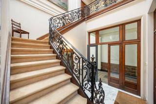 Gelegen in het hartje van Antwerpen, verscholen achter de iconische gevel van De Witte Lelie, betreedt u een uitzonderlijk ruim appartement in...