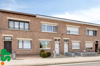 Woning met garage in centrum Vorselaar.<br /><br />Indeling gelijkvloers: inkomhal, lichtrijke leef- en eetruimte, een geïnstalleerde keuken met tal val licht dankzij de veranda, een gastentoilet en toegang tot de kelder. Op de eerste verdieping treffen we twee volwaardige slaapkamers en een badkamer dat beschikt over een douche, toilet en een enkele lavabo.<br /><br />Het pand werd gebouwd in 1936 en werd grotendeels vernieuwd doorheen de jaren. Zo werden de ramen, deuren, daken, ketel.... reeds aangepakt.<br /><br />Tenslotte hebben we buiten nog een gezellig terras, de tuin met toegang tot de garage en een achterpoortje voor makkelijke toegankelijkheid.<br />De woning is gelegen midden in het centrum van Vorselaar en nabij winkels, sportcentrum, wandelroutes, openbaar vervoer, ...<br /><br />EPC: 337 kWh/m² - D-label<br /><br />Extra Troeven:<br />- Garage is vergund<br />- Dubbele beglazing mét vliegenramen<br />- Locatie<br /><br />Wenst u meer informatie of een bezoek? Contacteer IMMO SP op het nummer 014519500 of via caro@immosp.be