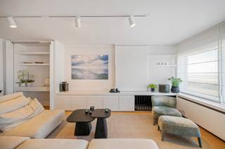 Ruim instapklaar appartement gelegen op de Zeedijk tussen het Lichttorenplein en het Albertplein. De residentie werd de afgelopen 2 jaar vernieuwd met nieuw buitenschrijnwerk, dak en inkomhallen alsook en nieuwe trapzalen, liften, verticale leidingen, tellers, CV's,...<br /><br />Indeling: inkomhal met vestiairekasten en gastentoilet, ruime leefruimte met eethoek en een gezellig salon met fantastisch zeezicht, half-open en volledig ingerichte keuken afgewerkt met tijdloze materialen. 1ste slaapkamer met dubbel bed en ingemaakte kasten, uitgevend op de area en voorzien van een extra lavabo. Slaapkamer 2 eveneens met dubbel bed, ingemaakte kasten en deurvenster openend op het terras achteraan. 3de slaapkamer 2 stapelbedden en een dubbele bureau-meubel, eveneens uitgevend op het terras achteraan. Badkamer met lavabo en inloopdouche. 2de badkamer met ligbad/douche, dubbele lavabo en een toilet. Zuidgericht terras over de volle breedte achteraan. <br /><br />Private kelder op de-1. Gemeenschappelijke fietsenberging via de zijstraat. <br /><br />Mogelijkheid tot de aankoop van een garagebox in de omgeving. <br /><br />EPC: 137 kWh/m² - UC: 3233153