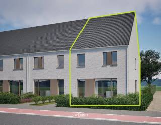 Deze halfopen bebouwing (HOB) biedt het beste van twee werelden: het comfort en de energiezuinigheid van een moderne nieuwbouw, op een royaal perceel van 387 m² met extra lichtinval en tuinruimte langs de zijkant. Gebouwd in samenwerking met Loeman Woningbouw en afgewerkt met zeer hoogwaardige materialen, met een E-peil van maximaal 30 en een volledig in orde EPB-dossier.<br />Indeling<br />• Gelijkvloers: inkomhal, open ingerichte keuken en een ruime, lichtrijke living met rechtstreekse toegang naar terras en tuin.<br />• Eerste verdieping: drie volwaardige slaapkamers, een aparte linnenkamer en een badkamer.<br />• Zolderverdieping: een ruime zolder met vaste trap, optioneel volledig af te werken naar eigen keuze — extra slaapkamers, een bureel of hobbyruimte.<br />Buitenruimte<br />Dankzij het ruime perceel geniet je van een mooie tuin met heel wat mogelijkheden. Optioneel voorzien we een carport en/of een grote berging (niet verplicht), beide vlot bereikbaar via de achterliggende oprit met een toegang rechts.<br />Troeven & energie<br />• Vloerverwarming en lucht-water warmtepomp<br />• Zonnepanelen en ventilatiesysteem<br />• Kwalitatief buitenschrijnwerk<br />• E-peil max. 30 — EPB volledig in orde<br />• Perceeloppervlakte: 387 m²<br /><br />Prijs exclusief kosten!<br /><br />Bel of mail ons voor een afspraak op het nummer: 052/46.38.03 of info@uw-huis.be en wie weet tot binnenkort!<br /><br />