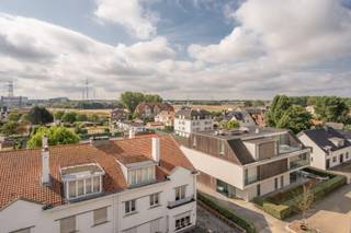 Res. Searose<br /><br />Droom je van een lichtrijk en instapklaar appartement aan zee? Dan is dit prachtige appartement in de Brusselstraat te Zeebrugge zeker een bezoek waard. Dankzij de ligging op wandelafstand van het strand geniet je hier van een uitstekende locatie én een heerlijk zonnig terras met perfecte zuidoriëntatie.<br /><br />Vanuit de leefruimte heb je een open en rustgevend uitzicht over het hinterland en de tennisclub.<br />Het appartement is instapklaar en beschikt over een aangename leefruimte, een ingerichte keuken, één slaapkamer met airconditioning, een badkamer en een apart toilet. Daarnaast beschikt het appartement over een private kelder.<br />Er is bovendien de mogelijkheid om een ruime, vlakbij gelegen garagebox aan te kopen, met een afmeting van ca 3,10 m x ca 6,00 m, voor € 39.500.<br />Een ideale plek om te genieten van de rust, de zon en de nabijheid van de zee.<br /><br />Ref.A510 
