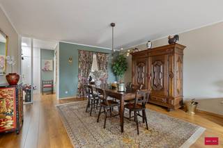 Ruim appartement van 129 m2 op de derder verdieping in een rustige residentie aan het groene stadspleintje in de Driezenstraat. 
Bestaande uit een inkomhal, ruime living en eetkamer, keuken met berging. 3 slaapkamers  en 1 badkamer 2 terrassen.
Ideaal gelegen in het centrum en toch zeer rustig op wandelafstand van alle winkels, voorzieningen en de Grote markt. 
Het appartement is momenteel verhuurd. Ondergrondse kelderberging mee inbegrepen.  
15.000 euro voor ondergrondse staanplaats optioneel

Vermelde afmetingen/oppervlakten zijn indicatief. Oppervlakten conform EPC.
