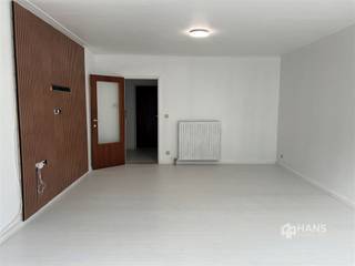 <p><span>Ruim appartement met 2 slaapkamers in Deurne. Dit charmante 2 slaapkamer appartement op de 1st verdieping combineert karakter met basis comfort. Het is voorzien van een basis afwerking maar volledig instapklaar. De woning is goed in orde en voorzien van dubbele beglazing en recente ketel, wat zorgt voor een rustig en energiezuinig woongevoel.</span></p><p><span> </span></p><p><span>De gezellige leefruimte geniet van veel licht en een ruimtelijk gevoel. De basis uitgeruste keuken sluit mooi aan op de buitenruimte, ideaal om even te ontspannen. De slaapkamers bieden voldoende ruimte en comfort met aansluitend het terras.</span></p><p><span> </span></p><p><span>Het appartement beschikt over centrale verwarming op gas, met individuele meters voor gas en elektriciteit en water. De algemene kosten bedragen slechts €15 per maand. </span></p><p><span> </span></p><p><span>Topligging in een leuke buurt van Deurne, met winkels, openbaar vervoer en parken op wandel- en fietsafstand. Een ideale woonst voor wie houdt van licht, ruimte en een vlotte bereikbaarheid</span></p><p><span> </span></p>