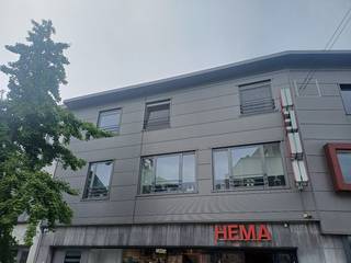 Een gemeenschappelijke inkomhal met trap naar het tweede verdiep. (geen lift). Inkomhal, berging, badkamer, 2 slaapkamers, woonkamer met keukenhoek. Gemeenschappelijke kosten inclusief. Voor meer info contacteer ons op info@vastgoedfransen.be.