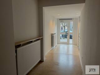 Kantoor- of winkelruimte in het centrum van Wellen.Indeling:Ruime inkomhal/wachtzaal.Aan de linkerzijde 2 grote kantoren die momenteel gescheiden...