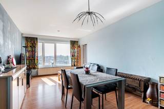 <p><span>Kerkeveldlaan 41 (5ème étage) - Deurne</span></p><p><span> </span></p><p><span>Appartement idéal pour débutants (49 m²) avec 1 chambre à Deurne.</span></p><p><span> </span></p><p><span>Vous vivez ici dans un endroit calme au pied du parc Bisschoppenhof, tout en bénéficiant d'une excellente accessibilité. Grâce à la proximité de la Bisschoppenhoflaan et de la Ter Heydelaan, vous disposez de nombreuses possibilités de transport public et vous pouvez rejoindre l'autoroute en un rien de temps. Les stations de vélo sont également accessibles à pied.</span></p><p><span>L'appartement est situé au cinquième étage d'un immeuble de 7 étages bien entretenu, dont le toit a déjà été isolé. Les frais fixes sont de €115/mois et le chauffage est commun sur mazout. De nouvelles fenêtres en PVC ont été installées en 2014 et l'électricité est conforme.</span></p><p><span>Actuellement, l'appartement est loué à €575/mois (€500 loyer + €75 frais fixes), ce qui le rend également intéressant en tant qu'investissement.</span></p><p><span>Grâce à sa situation en hauteur, vous bénéficiez d'une lumière agréable et d'une vue dégagée sur les environs. L'appartement se compose d'un séjour lumineux (25 m²), d'une cuisine séparée (4 m²) avec équipement de base, d'une chambre (12 m²) et d'une salle de bains (4 m²) avec cabine de douche, toilettes, sèche-serviettes et meuble-lavabo.</span></p><p><span>Enfin, l'appartement dispose d'une cave privée et d'un local à vélos commun.</span></p><p><span>Vous êtes à la recherche d'un appartement abordable pour débuter ou d'un investissement intéressant dans un endroit facilement accessible ? Ne manquez pas cette opportunité ! Surface habitable 49 m² – ref : surface brute de plancher. Pour plus d'informations ou une estimation gratuite, visitez </span><span><span>www.hansimmo.be</span></span></p><p><span> </span></p>