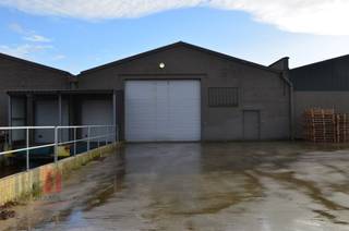 Fantastisch gelegen magazijnruimte met een oppervlakte van 1.125 m² met laadkade en inpandige kantoorruimte te huur in Waardamme...