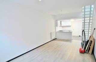 U zoekt een instapklare, goed gelegen en recent gerenoveerde stadswoning in Gent? Dan is deze woning vast en zeker wel wat u zoekt.
De woning heeft een goede verbinding naar de belangrijkste invalswegen rond Gent, met de nabijheid van het openbaar vervoer en op een goede 5 min. fietsen van het stadscentrum.
De indeling is als volgt: een leefruimte met open keuken, een badkamer voorzien van alle comfort en een berging.
Op de eerste verdieping vindt u een slaapkamer welke ook kan functioneren als bureau of als dressing.
Op de tweede verdieping is er een ruime slaapkamer aanwezig.
De woning werd recent volledig gerenoveerd.
Interesse in deze gezellige stadswoning? Maak online uw afspraak op www.vastgoedunicum.be of stuur een e-mail naar verhuur@vastgoedunicum.be