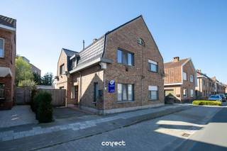 Centraal gelegen, halfopen solide bebouwing met oprit, losstaande garage, tuin en 3 slaapkamers. STARTPRIJS: Elk bod boven deze startprijs, wordt...