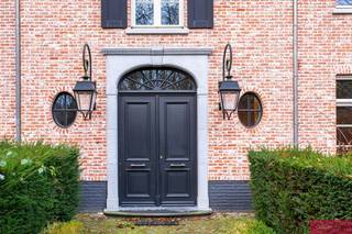 <p><span>Exclusief wonen in het groen van Schilde</span></p><p><span>In een gegeerde en aan het einde van een doodlopende straat in Schilde bevindt zich deze ruime en perfect onderhouden 'manoir' villa waar comfort, licht en privacy centraal staan. De woning biedt een riante woonbeleving, omgeven door groen en hedendaagse luxe.</span></p><p><span>Deze wijk wordt gekenmerkt door rust in een bosrijk gebied en grote percelen met veel privacy, wat ze uiterst gegeerd maakt.</span></p><p><span>De automatische poort met toegangscontrole geeft uit op de aangelegde oprit. </span></p><p><span>De ruime inkomhal is voorzien van een ingemaakte vestiairekast en een gastentoilet. Aansluitend bevindt zich een ingerichte bureauruimte met maatkasten, ideaal als praktijkruimte voor een vrij beroep, of als home-office. </span></p><p><span>De inkomhal geeft uit de opengewerkte leefruimtes op doorlopende parketvloer, van hieruit is een open zicht op de tuin dankzij de grote raampartijen. De riante zitruimte kreeg extra gezelligheid dankzij de gashaard.</span></p><p><span>Naast het eetgedeelte bevindt zich de moderne leefkeuken met stenen werkblad en kwaliteitsvolle toestellen: semi-professioneel fornuis (Falcon), Miele ovens en een wijnkoelkast. Van hieruit is er bovendien toegang tot een gezellig, overdekt terras.</span></p><p><span>Praktische ruimtes zoals berging, wasplaats en bijkeuken sluiten hier naadloos op aan. De dubbele garage met automatische poorten biedt plaats aan twee wagens en extra bergruimte.</span></p><p><span>Op de eerste verdieping bevinden zich vier volwaardige slaapkamers en twee badkamers. Het mastergedeelte werd uitgewerkt als een echte suite met slaapgedeelte, dressingruimte met ingemaakte kasten en een royale badkamer met ligbad, inloopdouche en dubbel lavabomeubel.</span></p><p><span>Daarnaast biedt een ruime polyvalente kamer tal van mogelijkheden: hobbyruimte, speelkamer voor de kids, thuisfitness etc. </span></p><p><span>De tweede verdieping vervolledigt het geheel met een ruime extra kamer die perfect dienst kan doen als hobbyruimte, bureau of nog als bijkomende, volwaardige slaapkamer.</span></p><p><span>Buiten geniet u van een riante tuin waar volwassen bomen en groenaanplanting zorgen voor optimale privacy. Twee aangelegde terrassen maken het plaatje compleet en laten u op elk moment van de dag genieten van het buitenleven.</span></p><p><span>In deze recente villa werd specifieke aandacht besteed aan duurzaamheid en energiezuinigheid zoals; volledige isolatie, hoogrendemends verwarmingsinstallatie, airco, wat resulteert in een zeer gunstige EPC-score.</span></p>