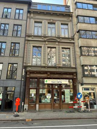 Charmant appartement (3e verdieping) van 60m² met terras (met zicht op de kathedraal), in een neoklassiek huis vol karakter. Het appartement onderscheidt zich door zijn mooie historische lijstwerk en<br />hoge plafonds, die zorgen voor een elegante en lichte sfeer.<br /><br />Gelegen in de trendy wijk Het Eilandje, vlakbij restaurants, cafés, de haven, de universiteit en het openbaar vervoer, combineert de locatie stedelijke dynamiek met een aangename omgeving. <br /><br />De woning is gemeubileerd, in goede staat en klaar om te betrekken.<br /><br />Ideaal voor een alleenstaande of een koppel. Niet geschikt voor kinderen of huisdieren.<br /><br />We zijn op zoek naar een huurder met een stabiel inkomen. Referenties/aanbevelingen worden op prijs gesteld.<br /><br />Gemeenschappelijke wasmachine en droogkast in de gang. Bergplaats 1 fiets per huurder.<br />