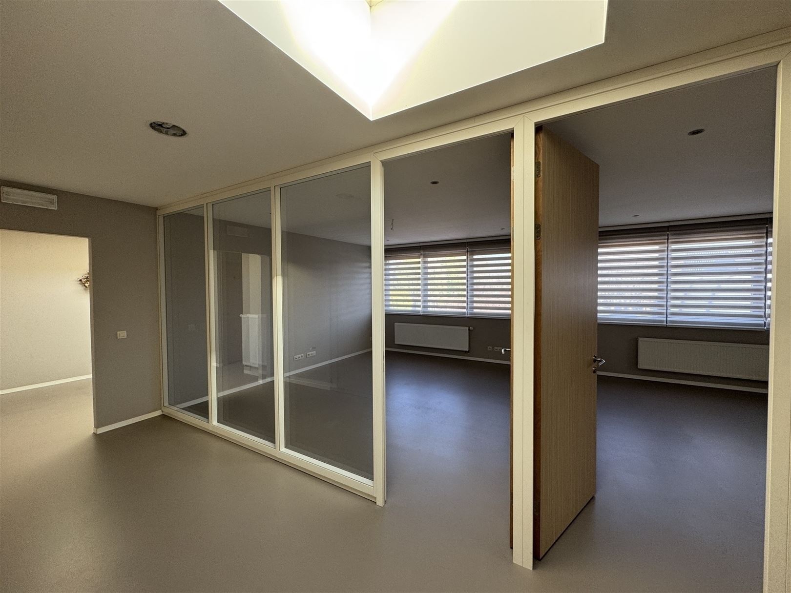 Woning met kantoren en magazijn van 1500m² - foto 4