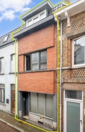 Deze goed onderhouden opbrengsteigendom is gedoogd (feiten zijn verjaard en zo te houden)en omvat een grote “studio” van 65 m² op het glv, een appt...