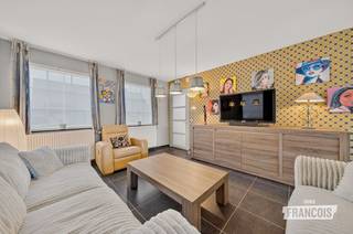 Ontdek deze volledig instapklare halfopen bebouwing in Wervik, rustig gelegen in een doodlopende straat. Met 141 m² woonoppervlakte, vier slaapkamers, een bureel en een prachtige zonnige tuin is dit een ideale gezinswoning voor wie comfortabel en rustig wil wonen.<br /><br />De woning, gebouwd in 2007 en deels gerenoveerd in 2015, biedt een aangename en praktische indeling. De ruime leefruimtes creëren een warme sfeer, terwijl het bureel en de vier slaapkamers voldoende mogelijkheden bieden voor een groot gezin of wie extra ruimte zoekt voor thuiswerk.<br /><br />De badkamer is uitgerust met een dubbele wastafel, ligbad en douche. Ook buiten is het heerlijk vertoeven in de zonnige tuin, waar een gezellig overdekt terras uitnodigt tot ontspannen en genieten. De twee bijgebouwen zorgen bovendien voor extra bergruimte of tal van andere mogelijkheden.<br /><br />Dankzij de garage en drie parkeerplaatsen beschikt deze woning in Wervik over bijzonder veel parkeermogelijkheden. Een extra troef is de mogelijke uitweg langs achteren. Met EPC-label B en airconditioning is deze woonst bovendien energiezuinig en comfortabel.<br /><br />Wens je deze ruime en instapklare woning in Wervik zelf te ontdekken? Vraag vandaag nog je bezoek aan via Immo Francois, jouw makelaar actief in Wervik en de ruime Westhoek.<br /><br />Denk je eraan om je woning in Wervik te verkopen? Neem vrijblijvend contact op met René van Immo Francois in de Rijselstraat 25, 8900 Ieper voor een gratis schatting via rene@immofrancois.be.<br /><br />