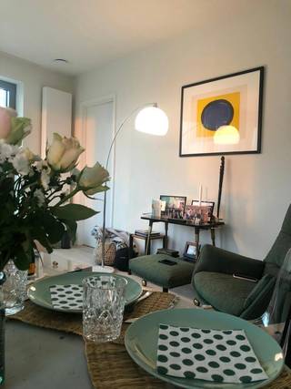 Gelegen aan de Willebroekkaai, in de recente residentie RIVA tegenover Tour & Taxis, biedt dit prachtig appartement van ±90m² een uitzonderlijke woonervaring in het hart van Brussel. Indeling:- Inkomhal met gastentoilet en technische ruimte (wasruimte). - Ruime en lichtrijke woonkamer van ±30m² met toegang tot een terras van ±12m².- Open keuken, volledig uitgerust (oven, kookplaat, afzuigkap, koelkast, vaatwasser, magnetron).- Twee slaapkamers (±15m² en ±10m²), waarvan één met een ruime ingebouwde dressing. - Moderne badkamer met dubbele wastafel en bad/douche. Inclusief een privatieve kelder (C076) en een beveiligde ondergrondse parkeerplaats (+100€). Technische details:- Huurprijs: € 1.400 / maand.- Lasten: € 170 / maand (provisie voor verwarming, warm water en gemeenschappelijke delen).- EPC: A-.Een uniek pand dat modern comfort combineert met een strategische ligging nabij het Noordstation en het stadscentrum.