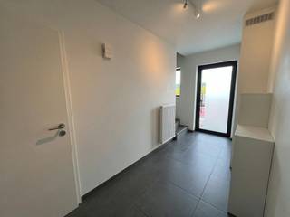 Bent u op zoek naar een moderne, energiezuinige en instapklare woning op een uitstekende locatie? Dit gezellige huis te huur in Hasselt combineert hedendaags wooncomfort met een rustige ligging en een aangename groene tuin.<br /><br />Dankzij de gunstige ligging nabij het centrum van Hasselt geniet u van een vlotte bereikbaarheid en bevinden winkels, scholen, het station en openbaar vervoer zich op korte afstand.<br /><br />Indeling van de woning:<br />- Inkomhal<br />- Toilet<br />- Lichtrijke leefruimte<br />- Volledig uitgeruste keuken<br />- praktische berging <br />- 3 slaapkamers<br />- Badkamer met ligbad en douche<br />- Terras met aangename groene tuin<br /><br />Troeven:<br />- Moderne uitstraling en instapklaar<br />- Energiezuinige woning<br />- Rustige en aangename ligging<br />- Fijne groene tuin met terras<br />- Nabij het centrum en station van Hasselt<br />- Winkels, scholen en openbaar vervoer in de buurt<br />- Vlotte bereikbaarheid<br /><br />Deze woning in Hasselt is ideaal voor wie op zoek is naar een comfortabele huurwoning met een goede ligging en een aangename buitenruimte.<br /><br />De snelste manier om een bezoek te brengen aan deze woning? Vraag je bezoek aan via de rode knop op onze website (www.dewaele.com).<br /><br />Telefonisch kunnen er geen afspraken gemaakt worden. Bij andere vragen kun je ons telefonisch contacteren via 011 30 50 50.<br /><br />Tot binnenkort
