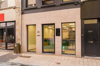 In dit gezellig straatje dat de Bruul en de Ijzerenleen verbindt, op wandelafstand van de Grote Markt, vind je dit veelzijdige handelspand met...