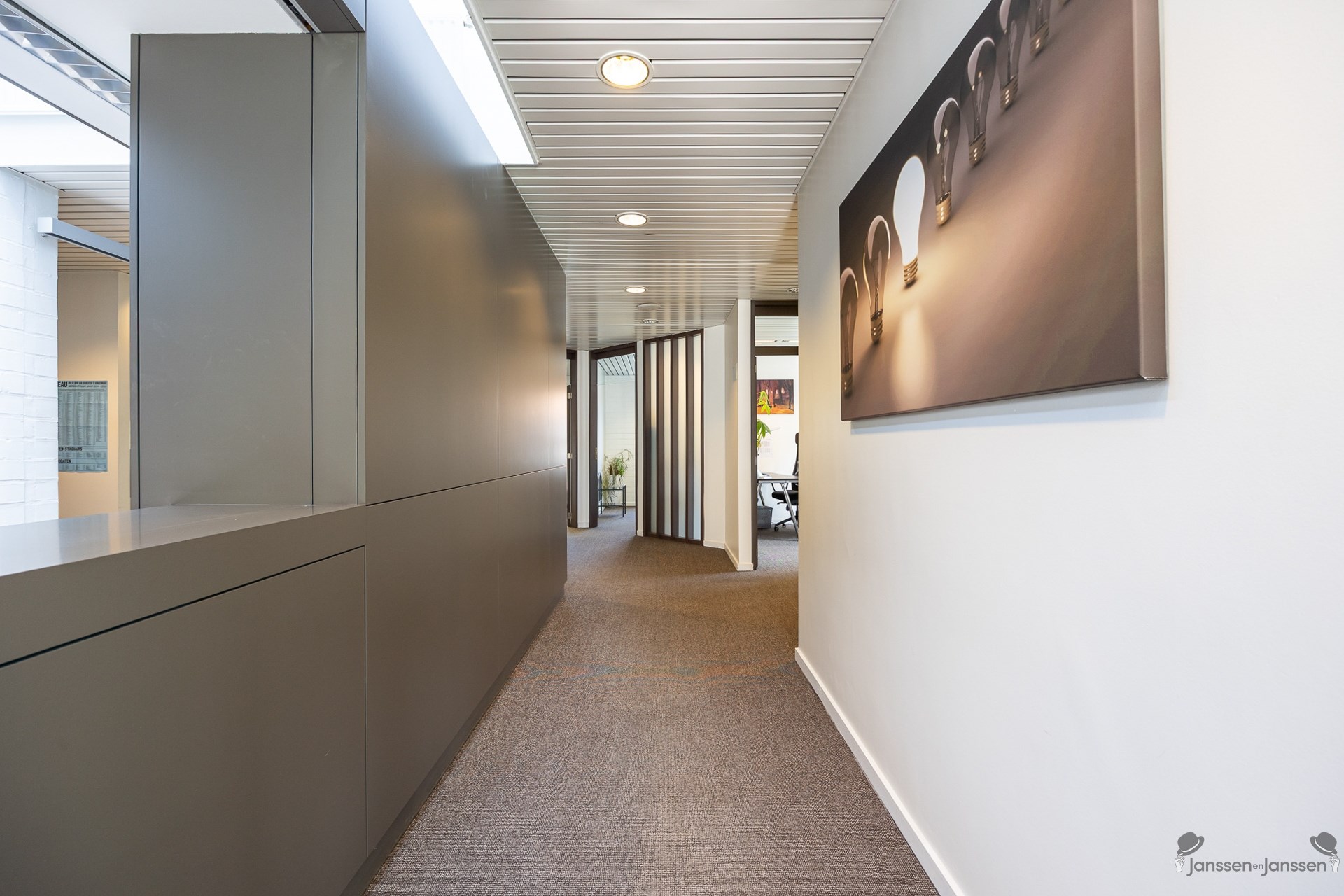 Centraal gelegen handelspand met ruime parking - foto 4