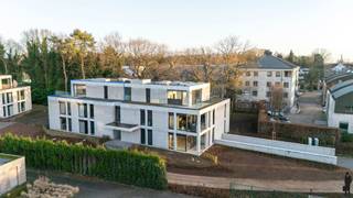 Huurprijs: 1.230 EUR per maand+ 220 EUR per maand gemeenschappelijke kosten incl. provisie warmtepomp+ 100 EUR per maand voor twee autostaanplaatsen...