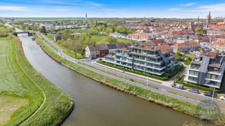 Knap ingericht appartement met fantastisch open zicht over de Veurnse vaart en het hinterland. Terrassen voor en achteraan en volledig tot in...
