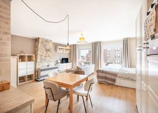 Magnifique « pied-à-terre » à vendre dans la résidence « Alicante » à Koksijde.<br /><br />Ce studio exposé au soleil est situé au 2e étage. Ce bien unique bénéficie d'un emplacement idéal, la mer et les magnifiques dunes de Schipgat se trouvant juste au coin de la rue. Le centre-ville animé, avec ses nombreux magasins et restaurants, est accessible à pied. Depuis le salon lumineux, vous avez un accès direct à la petite terrasse ensoleillée.<br /><br />Le studio est disivé comme suit : pièce à vivre lumineuse avec cuisine ouverte et équipée | petite terrasse ensoleillée | salle de bains avec douche, lavabo encastré et toilette.<br /><br />La façade de la résidence a été entièrement rénovée récemment. Un local à vélos facilement accessible est disponible dans le bâtiment.<br /><br />Vous recherchez une résidence secondaire à quelques pas de la mer et du centre de Koksijde ? Vous aimez profiter du soleil sur votre terrasse ? N'hésitez plus et contactez-nous pour une visite. Les visites sont possibles uniquement sur rendez-vous.