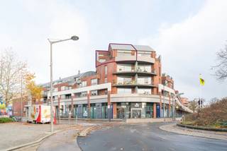 Dit penthouse is gelegen in het stadscentrum van Ninove boven het shoppingcentrum "Ninia" en geniet hierdoor van alle voorzieningen op wandelafstand zoals winkels, scholen, stadspark, restaurants, etc.<br /><br />Op de vierde en vijfde verdieping bieden we u graag dit prachtige penthouse aan met veel ruimte en natuurlijk lichtinval.<br />De inkomhal met inbouwvestiaire brengt ons tot de ruime leefruimte met eetplaats (53m²) die zowel langs de voorzijde een balkon, als langs de zijkant een ruim terras heeft. Verder is er een kwalitatief afgewerkte keuken die voorzien is van de nodige apparaten met aanpalend een bergruimte met inbouwkasten.<br />Deze verdieping telt ook een eerste slaapkamer met douchekamer en apart gastentoilet.<br /><br />De vijfde verdieping geniet van een ruime mezzanine die dienst kan doen als extra bureau, leeshoek, ... en biedt toegang tot het derde terras (14m²) met zuidwest oriëntatie.<br />Er zijn twee ruime slaapkamers en een uitgeruste badkamer met ligbad aanwezig. Verder treffen we een tweede toilet en een extra bergruimte op deze verdieping.<br /><br />Alle slaapkamers genieten van inbouwkasten waardoor u uw ruimte optimaal kan inkleden.<br />Er is een bovengrondse autostaanplaats inbegrepen in de vraagprijs. SI in aanvraag.<br /><br />Breng zeker een bezoek aan dit mooie duplex appartement!