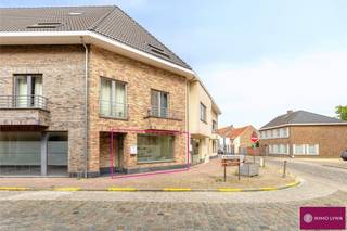 Gerenoveerd handelspand in centrum Kampenhout! Op het gelijkvloers: inkomhal, wachtruimte, 3 praktijkruimtes, toilet en kitchenette. Volledig gerenoveerd in 2019 met geluidswerende & akoestische panelen. Centraal gelegen in centrum Kampenhout; op wandelafstand van winkels, scholen en openbaar vervoer. Strategisch gelegen tussen Brussel - Leuven - Antwerpen.