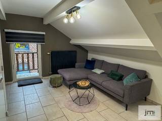 Dit goed onderhouden appartement bevindt zich in een karaktervolle residentie op wandelafstand van het centrum van Borgloon. <br /><br />Op de tweede verdieping komen we via de inkomhal in de gezellige woonkamer met zitruimte en eetplaats. Deze grenst aan de keuken waar zich ook een ontbijttafel bevindt. Aan de voorkant van het gebouw liggen de 3 slaapkamers, waarvan één momenteel als dressing gebruikt wordt. De badkamer is uitgerust met een ligbad met douchehoek en een lavabo met bijhorend meubel en spiegel. <br />Een gastentoilet en de berging maken het appartement compleet. Hier bevinden zich de aansluitingen voor de wasmachine, de verwarmingsinstallatie (aardgas) en de waterontharder.<br /><br />EPC label B en elektriciteit is conform.<br /><br /><em><span>*De vermelde oppervlaktes zijn indicatief. JM Vastgoed kan niet aansprakelijk gesteld worden voor eventuele afwijkingen in de verstrekte gegevens.</span></em>