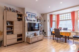 Stap binnen in een stukje geschiedenis, midden in het bruisende hart van Nieuwpoort-Bad.Dit ruime appartement met vier slaapkamers bevindt zich in...