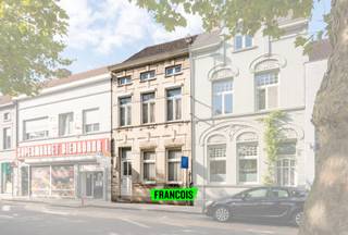 Deze te renoveren burgerwoning met authentieke elementen biedt heel wat potentieel voor wie op zoek is naar een karaktervol renovatieproject. Met...