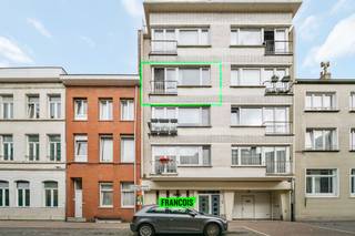 Dit tweeslaapkamer appartement is gelegen in de Belle Epoquewijk nabij het centrum van Oostende. Met talrijke buurtwinkels, openbaar vervoer en horeca, is het hier een aangename en bruisende buurt. <br /><br />Het appartement is op heden verhuurd (600 EUR/m) waardoor u onmiddellijk een fraai rendement geniet. <br /><br />Binnenin is er een logische indeling met een ruime inkomhal, leefkamer en aansluitend de keuken. <br /><br />Aan de achterzijde zijn er twee volwaardige slaapkamers beschikbaar. De badkamer is uitgerust met een douche en lavabo. <br /><br />In de kelder is er een ruime privatieve berging. <br /><br />Bent u op zoek naar een interessante investering aan de kust? <br /><br />Aarzel dan niet en neem contact op voor meer info of een afspraak. <br /><br />