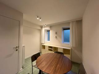 In Ekkergem, in een rustig en doodlopend straatje nabij de Coupure en op een steenworp van de faculteit van de Bio-ingenieurs, bevindt zich dit bijzondere triplexappartement.<br /><br />In het gebouw is nog één ander appartement aanwezig. <br />Gemeenschappelijke inkomhal. <br /><br />Het gelijkvloers omvat een stijlvolle keuken met een aangename eetruimte en een afzonderlijk gastentoilet. De open traphal bevindt zich centraal, en geeft een bijkomende eigentijdse touch. <br /><br />Op de eerste verdieping bevinden zich een ruime badkamer met dubbel lavabomeubel en inloopdouche, een afzonderlijk toilet en een multifunctionele ruimte die kan worden ingericht als zithoek of slaapkamer.<br /><br />De bovenste verdieping beschikt over twee slaapkamers, ingericht met oog voor design én functionaliteit. Beide kamers zijn voorzien van ingemaakte kasten en bureau (mooi én efficiënt). Daarnaast beschikken beide slaapkamers over airconditioning.<br /><br />De vorige huurders betaalden een provisie van € 200 per maand voor de vaste kosten, nutsvoorzieningen, water en internet. Bij de jaarlijkse afrekening werd dit bedrag niet overschreden.<br /><br />Indien de huurder geen domicilie neemt op het adres, is de eventuele tweedeverblijftaks ten laste van de huurder.