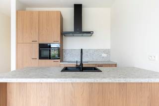 In het gegeerde Mariaburg-Brasschaat bevindt zich dit recent nieuwbouwappartement dat comfort, licht en duurzaamheid perfect combineert.<br /><br />Het appartement beschikt over een ruime, lichtrijke leefruimte met een open keuken, afgewerkt in een warme notelaar tint en voorzien van alle nodige toestellen. Aansluitend is er een aangenaam terras waar het rustig vertoeven is.<br /><br />Verder omvat het appartement twee volwaardige slaapkamers, een moderne badkamer met inloopdouche, een apart toilet en een praktische berging.<br /><br />Het appartement is BEN (Bijna Energie Neutraal) en uitgerust met individuele zonnepanelen, een geothermische warmtepomp, vloerverwarming en vloerkoeling. Dit zorgt voor een hoog wooncomfort en een laag energieverbruik, zowel in zomer als winter.<br /><br />In de kelderverdieping is er een private berging en buiten is er een privatieve staanplaats inbegrepen.<br /><br />Troeven op een rij:<br />- nieuwbouw en instapklaar<br />- energiezuinig (BEN)<br />- terras<br />- private kelderberging<br />- privatieve buitenstaanplaats<br />- lift aanwezig<br />- geschilderd + verlichting aanwezig<br /><br />Een comfortabel en toekomstgericht appartement op een uitstekende locatie.<br /><br />*€100 gemeenschappelijke kosten per maand<br /><br />Interesse? info@neonvastgoed.be of 03/336.88.88