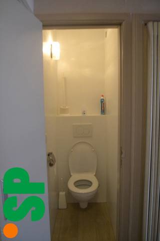 Nabij het centrum gelegen ruim appartement met staanplaats. Appartement bestaat uit inkomhall met vestiaire, apart toilet, leefruimte, ingerichte recente keuken, nieuwe badkamer met inloopdouche, cv ruimte, berging, 2 slaapkamers, terras, staanplaats in de ondergrondse garage. <br />In het appartement werd recent een keuken geplaatst, nieuwe ramen, nieuwe badkamer en toilet. Het gebouw beschikt over een lift. <br />EPC: 144 kWh/m². UC: 2321852. <br />Voor bijkomende inlichtingen of een bezoek ter plaatse kan u ons contacteren op het nummer 014/51.95.00.