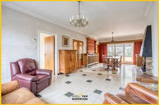 <strong>Immo Van Middelem stelt u deze deels te renoveren gezinswoning voor, gelegen op een perceel van ca. 7a45ca te Dilbeek.</strong><br /><br /><strong>Zeer gunstige ligging m.b.t. mobiliteit: de bus (R16 naar Brussel Zuid en alle omliggende scholen) stopt in de straat, winkels (BioPlanet, Carrefour, ...), scholen bevinden zich op wandelafstand en de oprit van de Brusselse Ring te Dilbeek is slechts op 3km verwijderd.</strong><br /><br />Indeling:<br />- GELIJKVLOERS: inkomhal, lichtrijke leefruimte (salon en eetplaats), keuken en een bureau ruimte die tevens als slaapkamer kan gebruikt worden. De keuken en eetplaats bieden toegang tot de veranda, terras en tuin. <br />- 1ste VERDIEPING: 3 slaapkamers, apart toilet, badkamer; <br />- ZOLDER: via trapladder;<br />- Inpandige GARAGE voorzien van wasplaats, stookplaats en meerdere kelderruimtes. <br />- Losstaande grote garage/atelier (niet vergund)<br /><br />Betonnen gewelven.<br />EPC: 398 kWh/m² jaar – label D (UC: 3789185)<br />Geen renovatieverplichting. <br />Vrij bij akte.