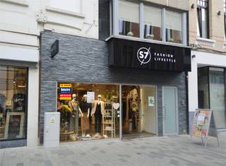 Bent u op zoek naar een commercieel gelijkvloers te huur in Aalst met een uitstekende zichtbaarheid en instapklaar comfort? <br />Dan is dit pand op de Kattestraat 66 precies wat u zoekt!<br />✓ Totale oppervlakte: 250 m²<br />✓ Winkelruimte: 171 m²<br />✓ Inclusief stockruimte, bureel, keuken en sanitair<br />✓ Huurprijs: € 3.000 per maand + onroerende voorheffing<br />Deze winkelruimte te huur in Aalst is ideaal voor wie meteen aan de slag wil.<br />Dankzij de strategische ligging in een drukke winkelstraat, geniet u van veel passage en visibiliteit. Geschikt voor verschillende handelsactiviteiten of ev.kantoor. Locatie: Kattestraat – gekend als een bruisende winkelstraat met veel passage.<br />Perfect voor detailhandel, showroom, kantoor of praktijkruimte.<br />✓ Instapklaar en beschikbaar op korte termijn.<br />