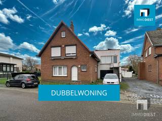 <p><span>Vergunde dubbelwoning met mogelijkheden in Zelem-Halen (Weyerstraat 23 + 23A)</span></p><p><span>In een rustige straat in Zelem-Halen vindt u deze </span><span>vergunde dubbelwoning</span><span> met </span><span>twee aparte woonentiteiten</span><span>. U woont hier groen en rustig maar toch </span><span>vlakbij belangrijke verbindingswegen</span><span> richting Diest, Hasselt en de E313. </span></p><p><span>Winkels, school en openbaar vervoer liggen op korte afstand en zijn een troef voor de bewoners.</span></p><p><span>De eigendom omvat twee woningen met elk een eigen inkom en functionele indeling. Dit maakt het pand bijzonder interessant voor verschillende doelgroepen:</span></p><p><span>Particulieren</span></p><p><span>ideaal voor </span><span>kangoeroewonen</span><span> (ouders/kinderen)</span></p><p><span>wonen en werken combineren</span><span> (praktijk, kantoor, vrij beroep)</span></p><p><span>ruim gezin dat extra plaats zoekt voor studerende kinderen, hobby's of gasten</span></p><p><span>je kan </span><span>wonen en verhuren</span><span> combineren en met de huuropbrengst je lening terugbetalen</span></p><p><span>Investeerders</span></p><p><span>na gerichte </span><span>aanpassingswerken</span><span> kan u mikken op een </span><span>bruto rendement van bijna 4%</span><span> bij verhuur van beide woningen</span></p><p><span>gespreid huurdersrisico</span><span> dankzij twee afzonderlijke entiteiten</span></p><p><span>mooi </span><span>meerwaardepotentieel</span><span> bij verdere modernisering en energetische optimalisatie</span></p><p><span> </span></p><p><span>Troeven in één oogopslag</span></p><p><span>   Vergunde dubbelwoning</span></p><p><span>   Twee volledig aparte woonentiteiten (23 en 23A)</span></p><p><span>   Rustige, centrale ligging in Zelem-Halen, vlakbij invalswegen en E313</span></p><p><span>   Aantrekkelijk voor huurders: goede bereikbaarheid en voorzieningen in de buurt</span></p><p><span>   Ideaal om </span><span>één deel zelf te bewonen en het andere te verhuren</span></p><p><span> </span></p><p><span>Extra nieuws: de eigenaars zijn de zolder van de grote woning aan het isoleren, zal klaar zijn tegen verkoop. </span></p><p><span> </span></p><p><span> </span></p><p><span>Zoekt u een veelzijdige woonoplossing of een solide investering met toekomst?<br />Contacteer </span><span>Immo Diest</span><span> voor meer info, rendementssimulatie of een bezoek:<br /><span>www.immodiest.be</span></span><span>  <span>Te koop</span></span><span>  +32 13 31 25 22.</span></p><p><span>Jan Vanonckelen 0498 52 64 52 of <span>jan.vanonckelen@immodiest.be</span></span></p><p><span> </span></p>