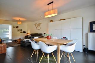 Deze instapklare woning bestaat op het gelijkvloers uit een inkomhall, toilet, ruime leefruimte met open geïnstalleerde keuken en garage.Boven...