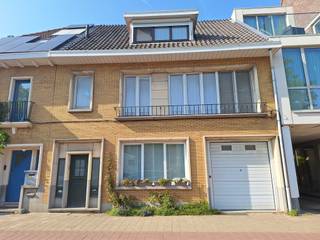 Erg ruime, instapklare woning met diverse mogelijkheden!Grote, instapklare woning (330m² bewoonbare oppervlakte), gevelbreedte 9 meter. 1ste...