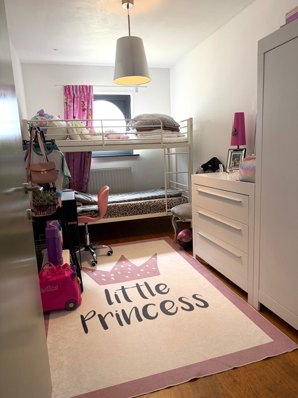 Ruim gelijkvloersappartement (rechts) met 2 slaapkamers, omheind terras en garage met automatische poort. - foto 5