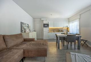 Découvrez cet appartement lumineux et prêt à vivre de deux chambres situé au centre de Heist, à distance de marche de la digue et à proximité de toutes les commodités.<br /><br />Disposition :<br />- Salon spacieux et lumineux.<br />- Cuisine ouverte rénovée.<br />- Première grande chambre.<br />- Deuxième chambre entièrement aménagée.<br />- Salle de bains rénovée avec finitions modernes.<br />- Toilettes invités séparées.<br />- Débarras pratique.<br />- Local à vélos commun (facile d'accès).<br />- Cave.<br /><br />Intéressé ? Contactez-nous pour une visite.