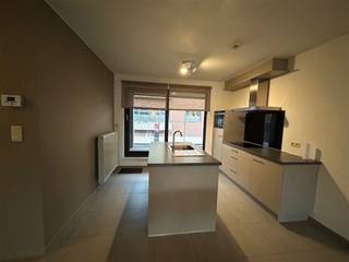 Gezellig appartement met 2 slaapkamers, 2 terassen, autostaanplaats en kelderberging in het centrum van Maaseik. ALGEMEEN- Appartement gelegen op...