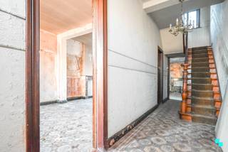 Bent u op zoek naar een open bebouwing met renovatiepotentieel, op een uitstekende zichtlocatie? Deze woning is gelegen op een perceel van 298 m² met een bewoonbare oppervlakte van 152 m² (volgens EPC-attest), ligt op wandelafstand van het bruisende centrum van Waregem. Handelszaken, openbaar vervoer en sportinfrastructuur bevinden zich op een steenworp afstand. Indeling: Inkomhal die rechtstreeks toegang verleent tot de leefruimte, waar zich een gaskachel bevindt. Aansluitend bevindt zich de voormalige keuken, een plek met tal van mogelijkheden om te transformeren tot een moderne leefkeuken. Achter de keuken vindt u de voormalige gelijkvloerse badkamer en toegang tot de kelder. De eerste verdieping omvat een nachthal die leidt naar twee ruime slaapkamers. Via een vaste trap bereikt u de zolderverdieping, een veelzijdige ruimte die kan omgevormd worden tot derde slaapkamer, hobbykamer of thuiswerkplek. Ook buiten biedt de woning tal van troeven. De zijwaartse oprit geeft toegang tot een achtergelegen garagebox. Achter de woning bevindt zich een terras, omringd door diverse bergruimtes en een afgesloten tuin. Deze woning vraagt om een grondige renovatie, maar biedt tegelijkertijd diverse troeven op een uitstekende toplocatie. Decentrale verwarming op aardgas | Enkele beglazing | Houten schrijnwerk. Louis (BIV 517 545) organiseert bezoeken ter plaatse, mits het maken van een afspraak via 056 98 03 03 www.bordes.be