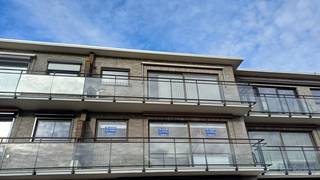 Goed onderhouden appartement met ruime en lichtrijke living, 2 slaapkamers, ruime berging, terras voor en achterkant, kelder en autostaanplaats.<br />Nabij bushalte, school, winkels en op 15 min stappen van station Leuven. <br />Het appartement heeft geen inkijk en heeft een zeer goede energie score B.<br />Garage voor ideaal voor (bak)fietsen of motor te stallen.<br />