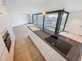 <p><span>Stijlvol nieuwbouwappartement op de 1ste verdieping met 2 terrassen & 2 slaapkamers centrum Zandbergen</span></p><p><span>MOGELIJKHEID AANKOOP 6% BTW.</span></p><p><span>In het hart van Zandbergen, in een recente en kleinschalige residentie, bevindt zich dit prachtig afgewerkte nieuwbouwappartement op de eerste verdieping. Dankzij de uitstekende ligging geniet je van rust, comfort en een vlotte bereikbaarheid.</span></p><p><span>Via de verzorgde binnenkoer bereik je de private inkom, waar je via de traphal uitkomt in de nachthal. Hier bevinden zich twee ruime slaapkamers, waarvan één met toegang tot het aangename achterterras.</span></p><p><span>De moderne, volledig ingerichte badkamer is voorzien van een inloopdouche en stijlvol lavabomeubel. Daarnaast is er een apart gastentoilet.</span></p><p><span>De lichtrijke leefruimte met grote raampartijen vormt het hart van het appartement. De open keuken is uitgerust met alle hedendaags comfort en sluit aan op een praktische berging/wasplaats. Aan de voorzijde geniet je van een prachtig, ruim terras met zicht op het centrum van Zandbergen de ideale plek om te ontspannen.</span></p><p><span>Belangrijkste troeven:</span></p><ul><li><span>Twee terrassen (voor- en achteraan)</span></li><li><span>Gelijkvloerse inkom, leefgedeelte op eerste verdieping</span></li><li><span>Vloerverwarming op warmtepomp</span></li><li><span>Laag EPC label A</span></li><li><span>5 zonnepanelen (395 Wp per paneel, totaal 1975 Wp)</span></li><li><span>Ventilatiesysteem type C</span></li><li><span>Energiezuinig, modern en instapklaar</span></li></ul><p><span>VERKOOP ONDER 6% BTW </span></p><p><span>Interesse in dit stijlvolle en energiezuinige nieuwbouwappartement? Reageer via de advertentie en wij contacteren u voor het inplannen van een bezoek.</span></p>