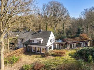 Deze villa werd gebouwd in 1960 en in 1989 uitgebreid met 171m² inclusief een overdekt zwembad.Met de gracht van het kasteel in de achtertuin is rust...